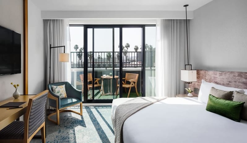 Dream Hollywood -  1 King Bed wit Balcony Bronze